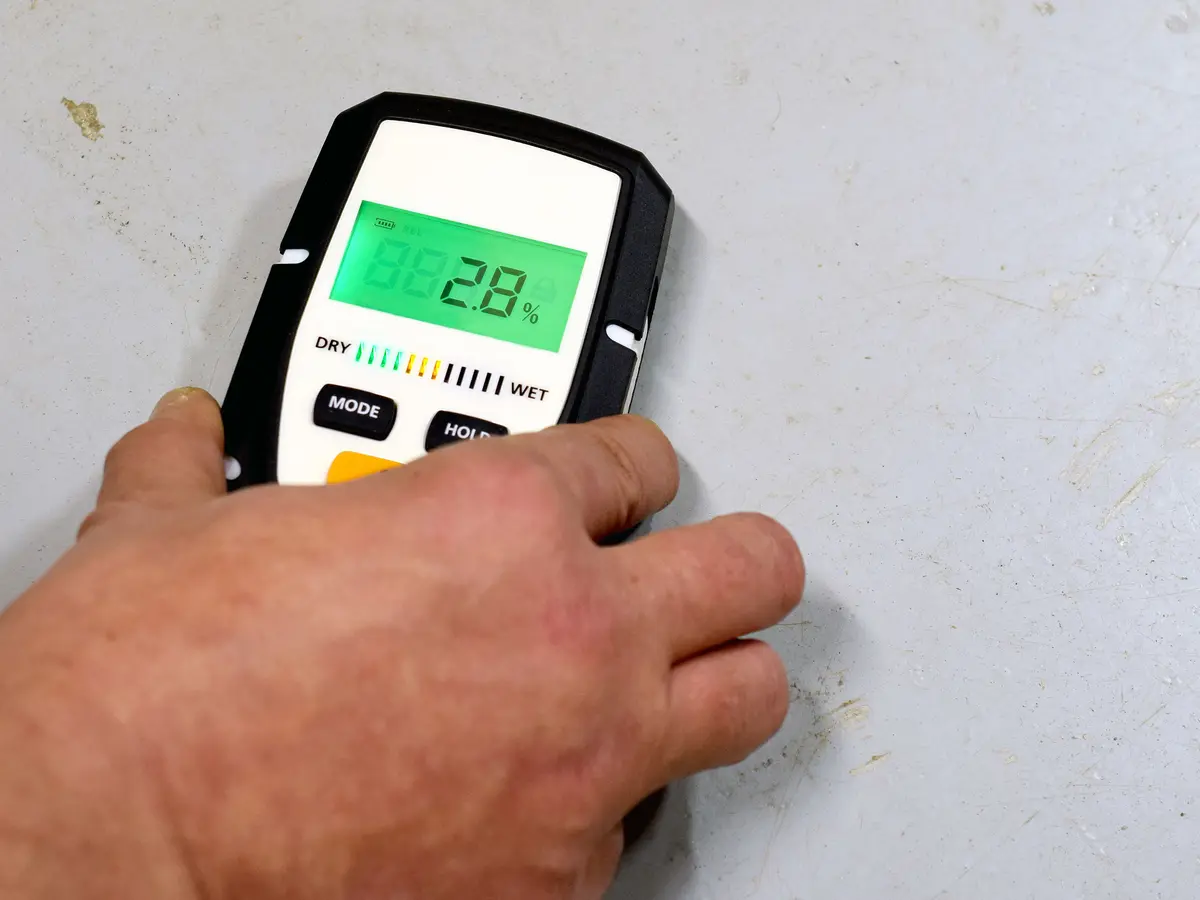 Damp survey with a moisture meter