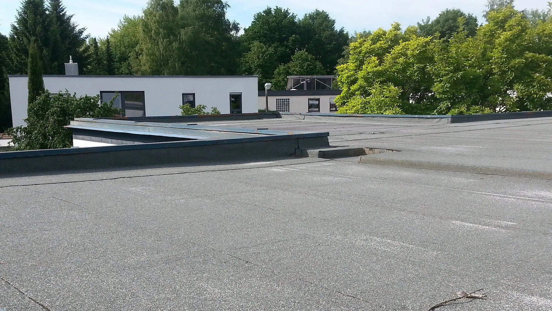 Flat roof with raised edges on a residential building