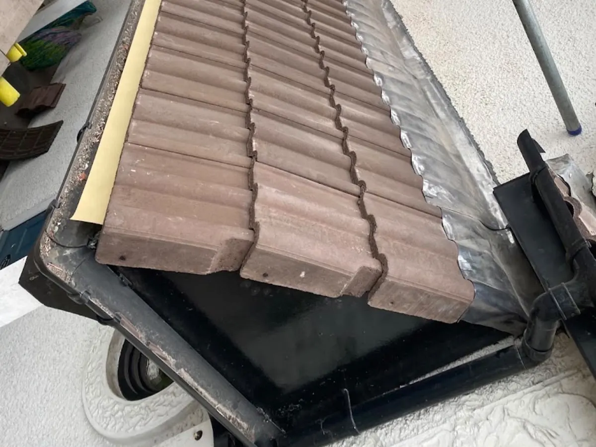 Re-tiled bay roof with new lead flashing
