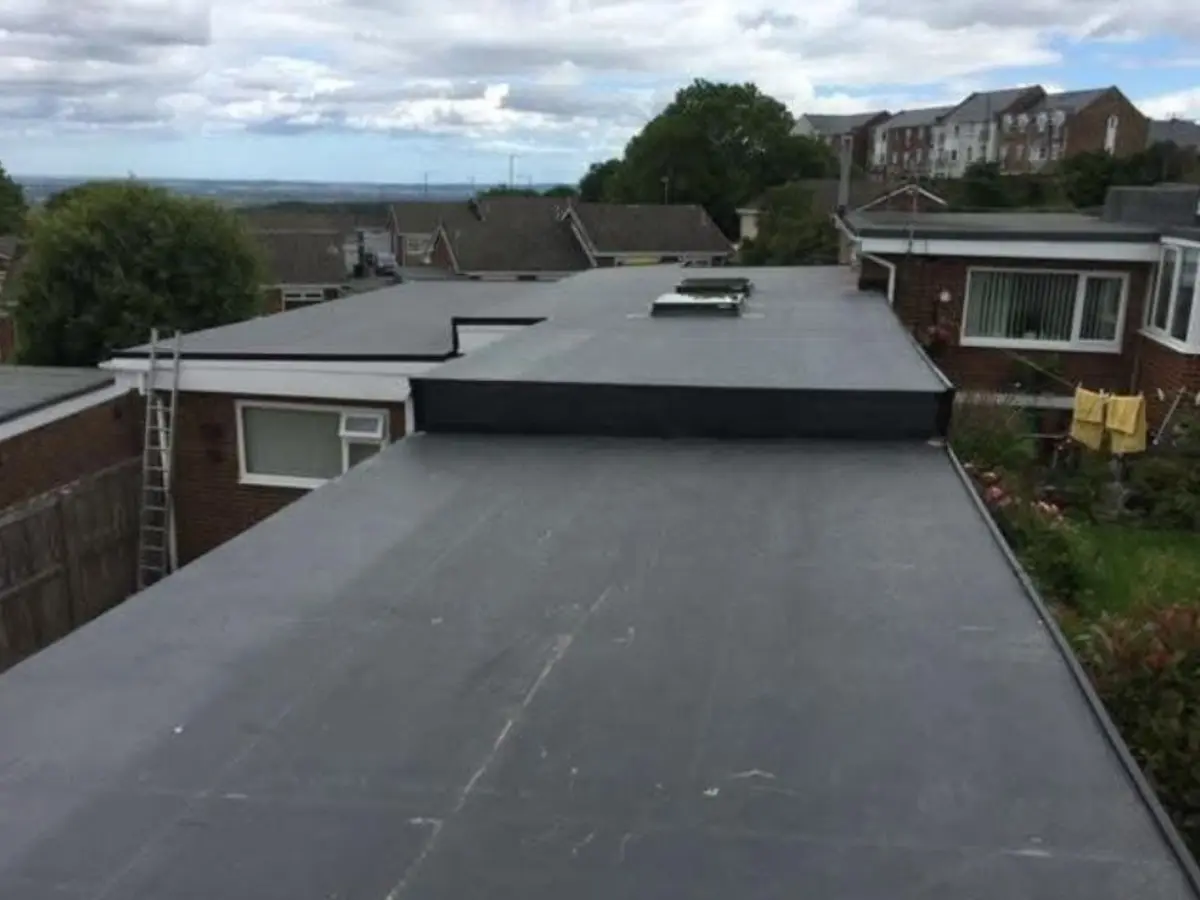 New rubber flat roof with a roof light